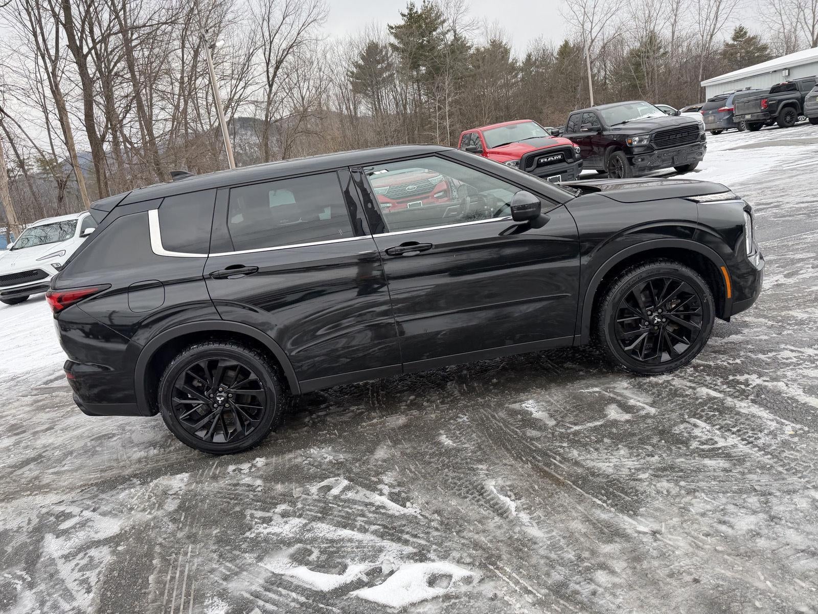 2022 Mitsubishi Outlander SE