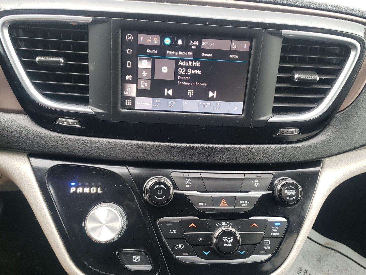 2022 Chrysler Voyager LX