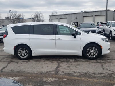2022 Chrysler Voyager LX